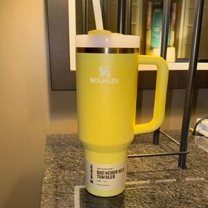 Stanley The FlowState Quencher H2O Tumbler-40oz-Daffodil color